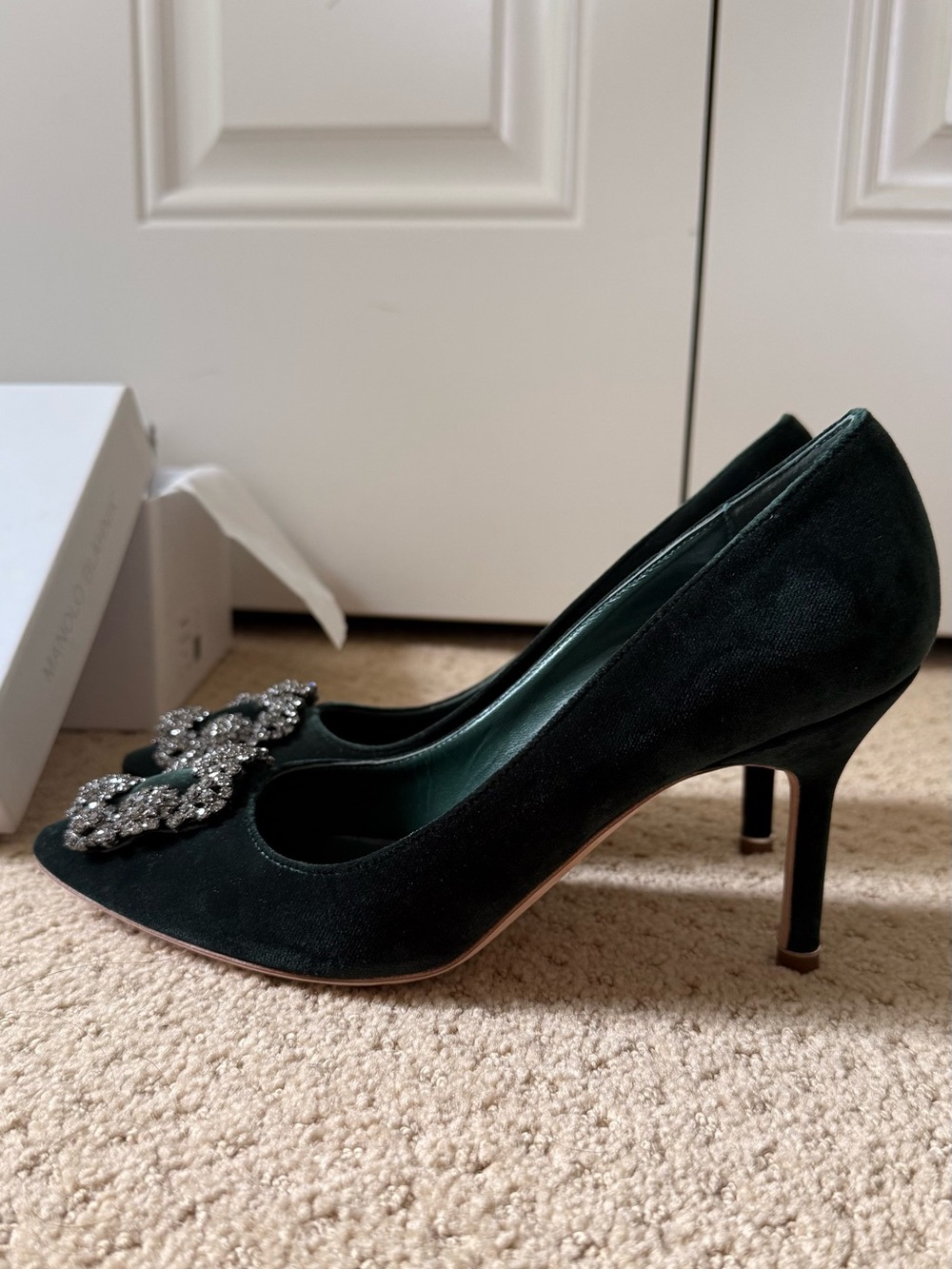 Manolo Blahnik Emerald Green Velvet Hangisi Pumps 90mm